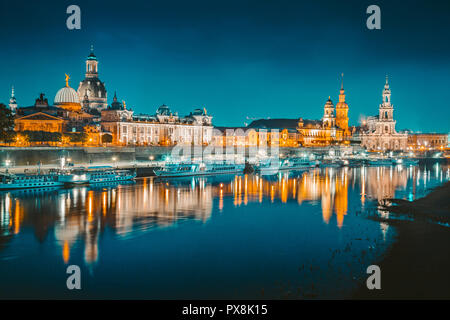 Vue Classique de crépuscule la ville historique de Dresde se reflétant dans belle Elbe pendant heure bleue au crépuscule, Saxe, Allemagne. Banque D'Images