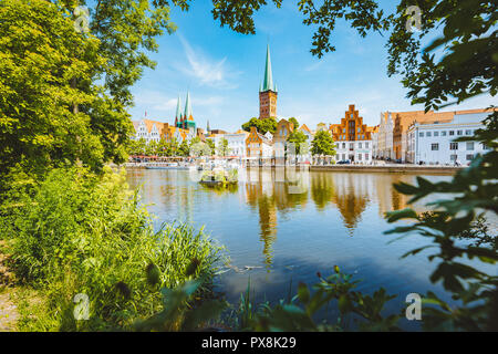 Classic vue panoramique de la ville historique de Lübeck avec célèbre rivière Trave en été, Schleswig-Holstein, Allemagne Banque D'Images