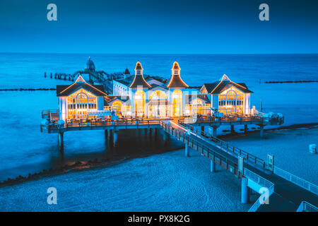 Célèbre Sellin Seebruecke (Jetée de Sellin) dans le magnifique crépuscule du soir au crépuscule # en été, Ostseebad Sellin, station touristique de la mer Baltique, Allemagne Banque D'Images