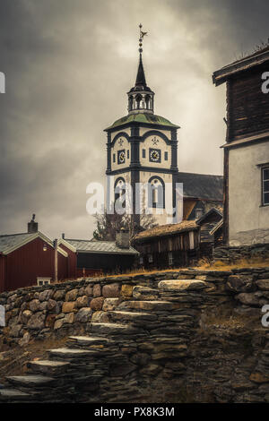 Ville minière de Røros la Norvège, vieille ville d'origine fantastique norvégien, défini comme site du patrimoine mondial de l'UNESCO. Une architecture traditionnelle en bois. Banque D'Images