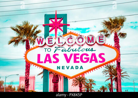 L'affichage classique de panneau Welcome to Fabulous Las Vegas à l'extrémité sud de la célèbre Strip de Las Vegas sur une belle journée ensoleillée avec ciel bleu et nuages, Banque D'Images