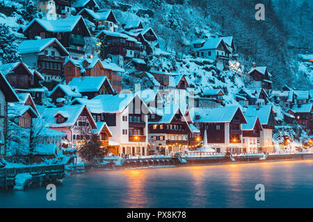 Vue panoramique de célèbre ville au bord du lac de Hallstatt dans les Alpes en mystic blue hour pendant le crépuscule à l'aube sur un beau jour brumeux froid en hiver, Salzk Banque D'Images