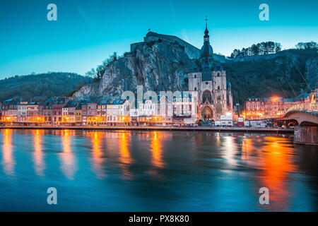 L'affichage classique de la ville historique de Dinant avec pittoresque rivière Meuse en beau crépuscule du soir la lumière en cours d'heure bleue, au crépuscule, en province de Namur, W Banque D'Images