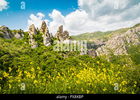 Vue panoramique du célèbre Lucan Dolomites avec beau village de montagne de Castelmezzano en été, Basilicate, Italie Banque D'Images