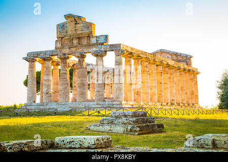 Les temples de Paestum Archaeological Site du patrimoine mondial de l'au coucher du soleil, Province de Salerne, Campanie, Italie Banque D'Images