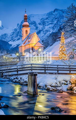 Belle vue de crépuscule Sankt Sebastian église de pèlerinage avec l'arbre de Noël décoré allumé pendant l'heure bleue à la tombée de la nuit en hiver, Ramsau, Nat Banque D'Images