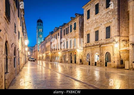 Classic vue panoramique de Stradun célèbre, la rue principale de la vieille ville de Dubrovnik, dans un beau matin avant le lever du soleil à l'aube au crépuscule en été Banque D'Images