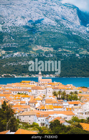 Belle vue sur la ville historique de Korcula sur une belle journée ensoleillée avec ciel bleu et nuages en été, l'île de Korcula, Dalmatie, Croatie Banque D'Images