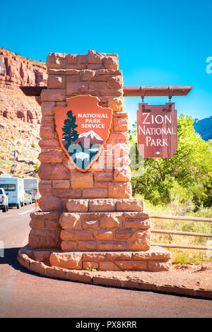 Entrée du Parc National Zion monument signe sur une belle journée ensoleillée avec ciel bleu en été, Utah, USA Banque D'Images