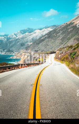 Vue panoramique de la route 1 de renommée mondiale avec la côte sauvage de Big Sur, dans la belle lumière du soir d'or au coucher du soleil en été, en Californie, le Centre de C Banque D'Images