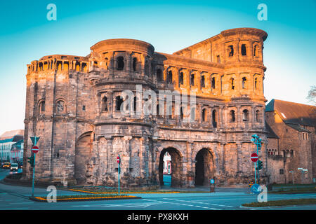 La vue classique du célèbre Porta Nigra, la plus grande ville romaine gate monument situé au nord des Alpes, dans la belle lumière du matin d'or au lever du soleil en été, Rh Banque D'Images