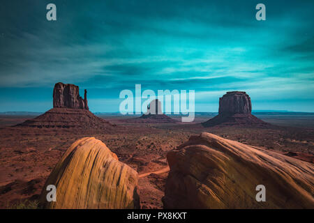 Classic vue panoramique sur Scenic Monument Valley avec la célèbre mitaines et Merrick Butte illuminée en belle lune mystique sur une nuit étoilée Banque D'Images