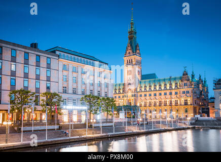 Crépuscule classique vue sur le centre-ville de Hambourg à l'hôtel de ville historique en raison de l'heure bleue au cours de Binnenalster au crépuscule, Allemagne Banque D'Images