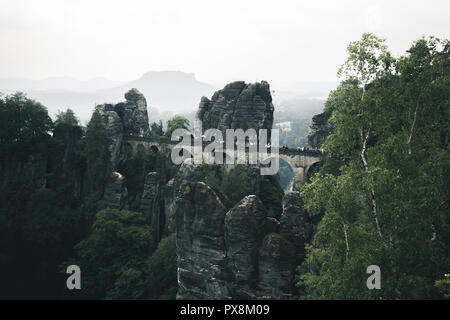 Belle vue panoramique sur célèbre Bastei Bridge avec des montagnes de grès de l'Elbe dans la Suisse Saxonne Parc national sur un jour moody, Saxe, Allemagne Banque D'Images