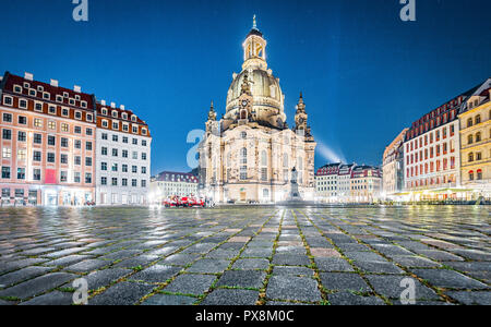 Vue de crépuscule célèbre Dresdner Frauenkirche illuminée en beau crépuscule du soir avec ciel dramatique au cours de l'heure bleue au crépuscule, Dresde, Saxe, G Banque D'Images