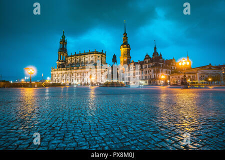 Vue Classique de crépuscule historique le centre-ville de Dresde illuminée en beau crépuscule du soir avec ciel dramatique au cours de l'heure bleue, au crépuscule, en Saxe, Ge Banque D'Images