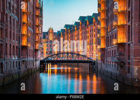 La vue classique du célèbre quartier des entrepôts de Speicherstadt, Site du patrimoine mondial de l'UNESCO depuis 2015, allumé dans le magnifique coucher du soleil post twilight à l'examen DHS Banque D'Images