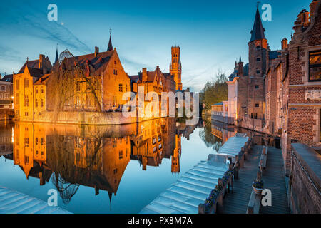 Carte postale classique vue sur le centre-ville historique de Bruges, souvent appelée la Venise du Nord, avec le célèbre Rozenhoedkaai illuminée en être Banque D'Images