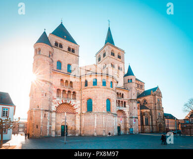 Belle vue de la célèbre cathédrale Trierer Dom (de Trèves) dans la belle lumière du matin d'or en été, Trier, Allemagne Banque D'Images