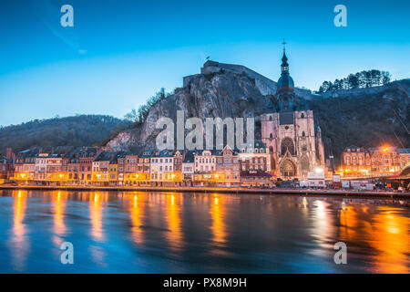 L'affichage classique de la ville historique de Dinant avec pittoresque rivière Meuse en beau crépuscule du soir la lumière en cours d'heure bleue, au crépuscule, en Belgique Banque D'Images