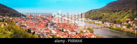 Vue panoramique sur la vieille ville de Heidelberg sur une belle journée ensoleillée avec ciel bleu et nuages en été, Bade-Wurtemberg, Allemagne Banque D'Images