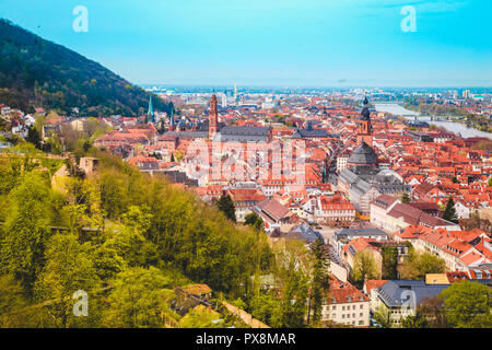 Vue panoramique sur la vieille ville de Heidelberg sur une belle journée ensoleillée avec ciel bleu et nuages en été, Bade-Wurtemberg, Allemagne Banque D'Images