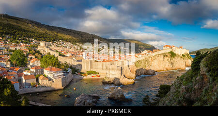 Belle vue panoramique de la ville historique de Dubrovnik, dans la belle lumière du soir au coucher du soleil d'or, la Dalmatie, Croatie Banque D'Images