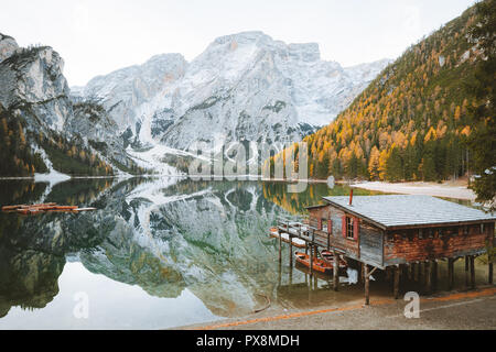 Vue panoramique de hangar à bois traditionnel célèbre Lago di Braies avec des pics de montagne Dolomites reflétant dans le lac, le Tyrol du Sud, Italie pois montagne Banque D'Images