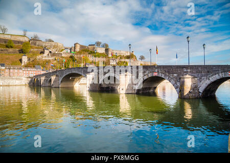 L'affichage classique de la ville historique de Namur avec le célèbre Vieux pont traversant le fleuve Meuse pittoresque en été, province de Namur, Wallonie, Belgique Banque D'Images