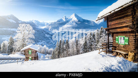 Vue panoramique de beaux paysages de montagne paysage hivernal dans les Alpes avec chalets de montagne traditionnels par une froide journée ensoleillée avec ciel bleu et clo Banque D'Images