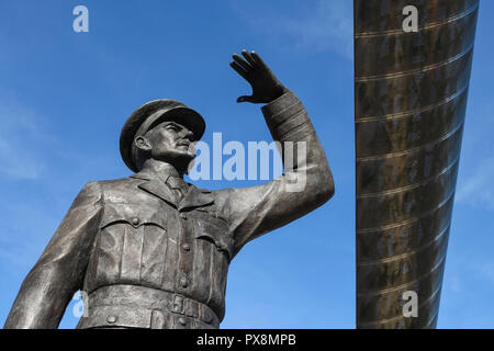 La statue de Sir Frank Whittle Whittle sous l'arche à Hales Street dans le centre-ville de Coventry UK Banque D'Images