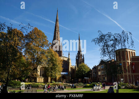 Les clochers de l'église Holy Trinity et de la cathédrale de Coventry, vu de la Trinity Street dans le centre-ville de Coventry UK Banque D'Images