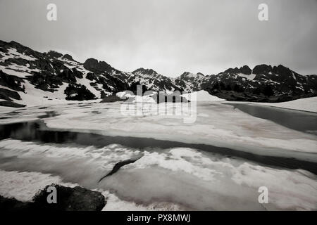 Estany mort. Circ de Colomers. Le Parc National Aigüestortes. Pyrénées. Lleida. La Catalogne. Espagne Banque D'Images