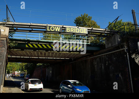 Pont faible signe sur un pont ferroviaire sur la rue Mill à Crewe UK Banque D'Images