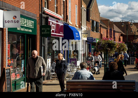 Magasins du centre-ville piétonnier sur la rue Victoria à Crewe centre ville UK Banque D'Images