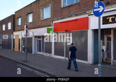 Un homme marche vide passé barricadèrent boutiques sur la rue Victoria à Crewe centre ville UK Banque D'Images