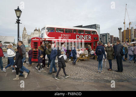 Les gens passent devant un bus à impériale street food diner dans l'Albert Dock Liverpool UK Banque D'Images