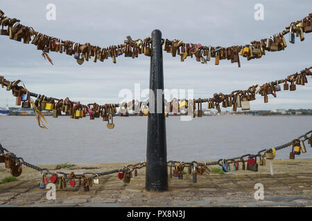 L'amour se bloque sur une balustrade donnant sur la rivière Mersey à l'Albert Dock Liverpool UK Banque D'Images