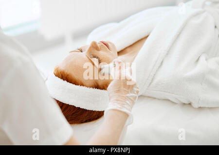 Masque gel hydro applique médecin sur la femme avant de faire le traitement au laser. Banque D'Images