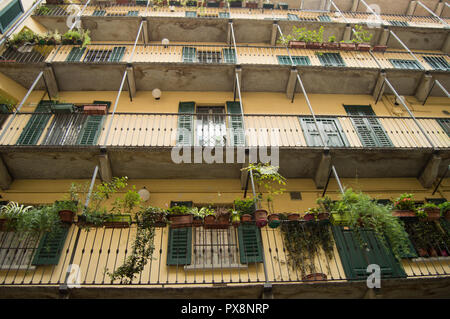 Maisons traditionnelles italiennes avec fenêtre d'obturation, d'un balcon, fleurs, Milan, octobre 2018, vue du bas. Banque D'Images