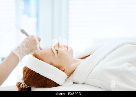 Woman Peeling visage intérieur en centre de beauté. Gaz liquide peeling facial Banque D'Images