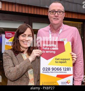 Belfast, Irlande du Nord. 16/10/2016 - Terry McCorry, Invalidité Hate Crime défenseur de Leonard Cheshire ni avec le SDLP Nichola Mallon tenir en place une affiche de sensibilisation pour crime de haine d'invalidité soutien durant la Semaine de sensibilisation aux crimes haineux. Banque D'Images