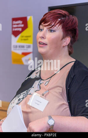 Belfast, Irlande du Nord. 16/10/2016 - Emma Barronwell, l'aide aux victimes d'Irlande, donne un exposé sur le handicap sensibilisation au crime haineux. Banque D'Images