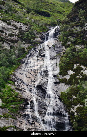 120m de long Steall spectaculaire cascade, un Steall Steall Falls, l'interdiction ou de deuxième rang en Ecosse, Glen Nevis, près de Fort William, Highlands, Lochaber, Banque D'Images