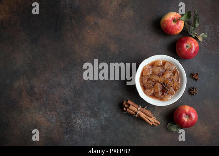 Chutney de pommes maison (confiture de pommes, de confiture, de sauce chunky) avec de la cannelle, l'anis et les pommes sur fond rustique, copiez l'espace. Apple automne traditionnel Banque D'Images