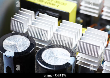 Microchip, condensateurs, résistances sur un ordinateur d'administration close-up. Contexte industriel. Banque D'Images