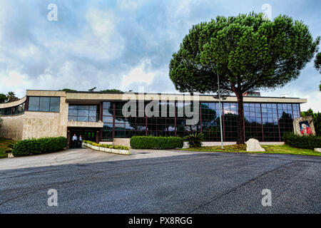 Castel di Leva, Rome, Italie - le 6 octobre 2018:Paysage de la nouvelle structure moderne du Sanctuaire de l'amour divin, célèbre destination de Catholi Banque D'Images