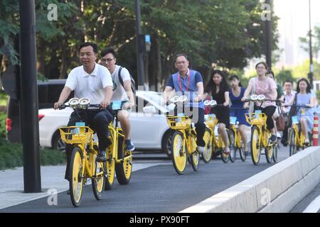 (181020) -- BEIJING, 20 octobre 2018 (Xinhua) -- les représentants de la ville de partage d'expérience équestre-bikes à Hangzhou, Zhejiang Province de Chine orientale, le 17 juillet 2017. Si vous êtes arrivé à Beijing, capitale de la Chine, il y a 40 ans, vous ont probablement été frappé par l''mer' de bicyclettes dans les rues, un phénomène unique qui gagne le titre "La Chine royaume de bicyclettes". À cette époque, les Chinois ordinaires ne pouvaient pas se permettre les voitures et peu de gens pouvaient voyager par avion, et encore moins de fréquents déplacements de longue distance. Les trains, le plus souvent de moyen de transport, puis étaient toujours bondées dans les compartiments de l'étouffant. Cependant, le salut Banque D'Images