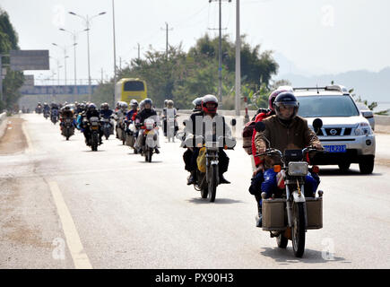 (181020) -- BEIJING, 20 octobre 2018 (Xinhua) -- les travailleurs migrants ride moto sur le chemin de l'accueil pour le Festival de Printemps réunion de famille dans le comté de Fengkai, Province de Guangdong, Chine du sud, le 9 février 2010. Si vous êtes arrivé à Beijing, capitale de la Chine, il y a 40 ans, vous ont probablement été frappé par l''mer' de bicyclettes dans les rues, un phénomène unique qui gagne le titre "La Chine royaume de bicyclettes". À cette époque, les Chinois ordinaires ne pouvaient pas se permettre les voitures et peu de gens pouvaient voyager par avion, et encore moins de fréquents déplacements de longue distance. Les trains, le moyen de transport le plus souvent, ont été ensuite contre-toujours-pac Banque D'Images