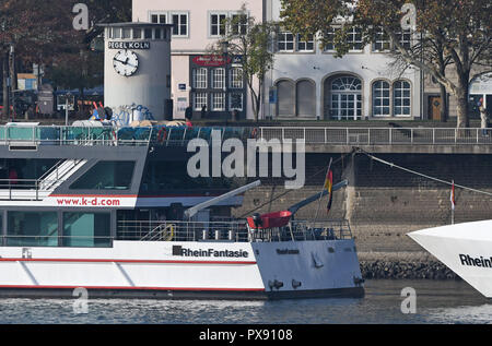 Cologne, Allemagne. 20 Oct, 2018. 20 octobre 2018, Allemagne, Cologne : la jauge horloge dans la vieille ville de Cologne montre le niveau d'eau du Rhin. À 79 centimètres, le niveau d'électricité est tombé en dessous du niveau le plus bas jusqu'à ce jour de 81 centimètres en 2003. Credit : Henning Kaiser/dpa/Alamy Live News Banque D'Images